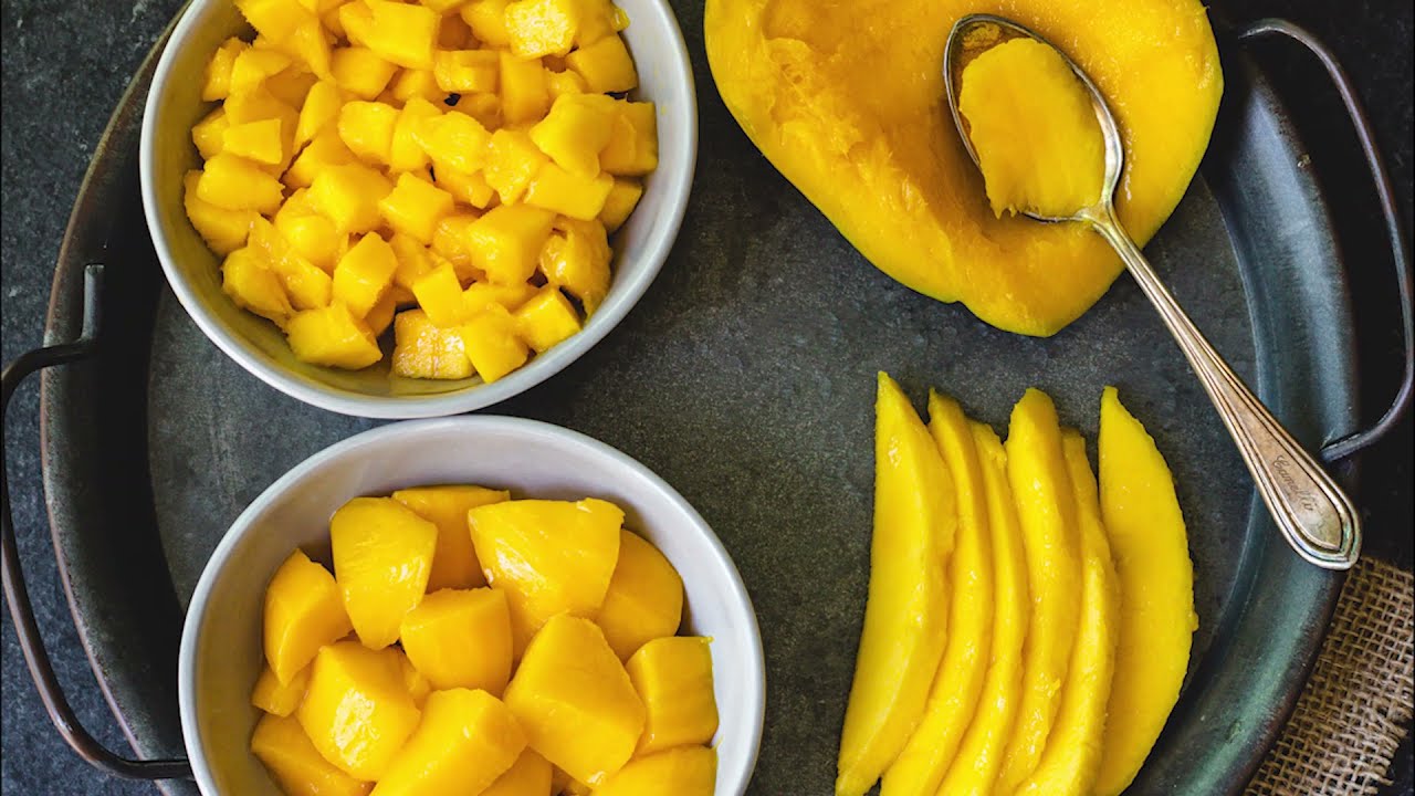 how to cut a yellow mango