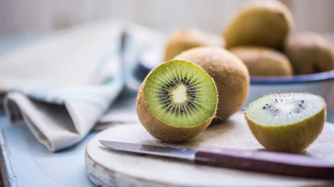 can you eat the skin of a kiwi