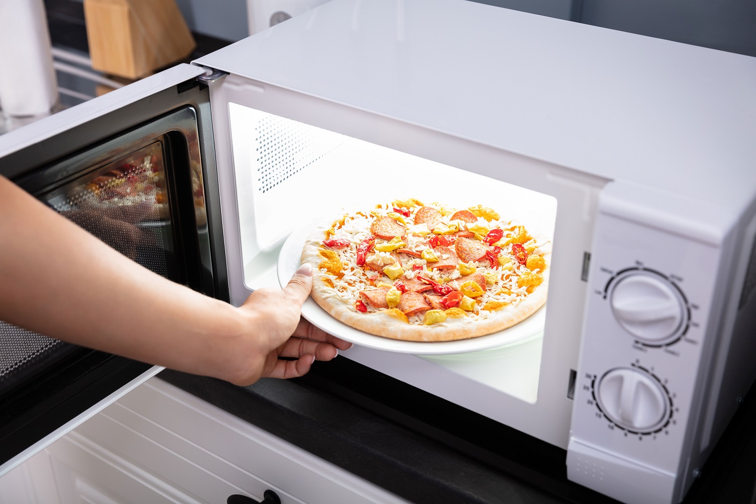 reheat pizza microwave