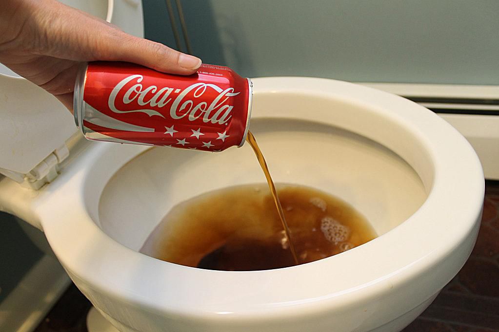 clean a toilet with coke