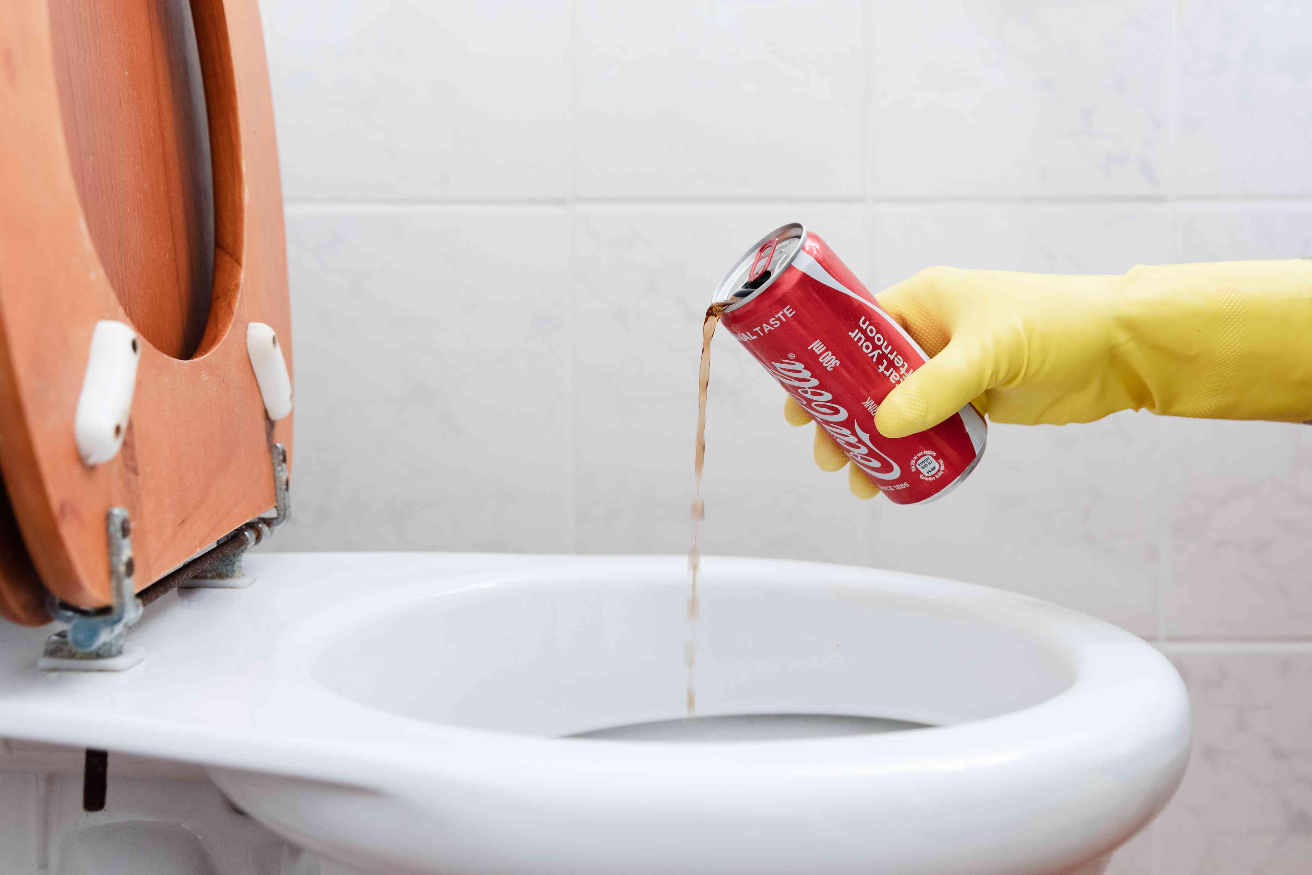 clean a toilet with coke