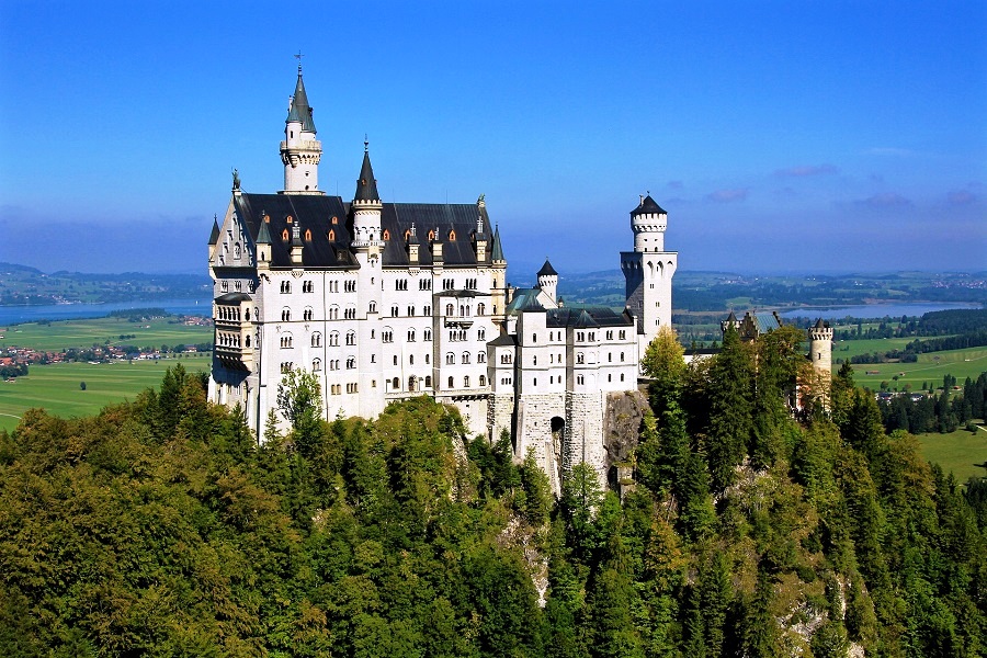 which country has approximately one castle per every 100 square miles?