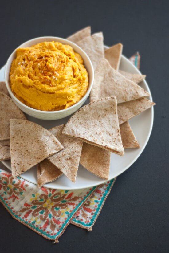 how to eat hummus